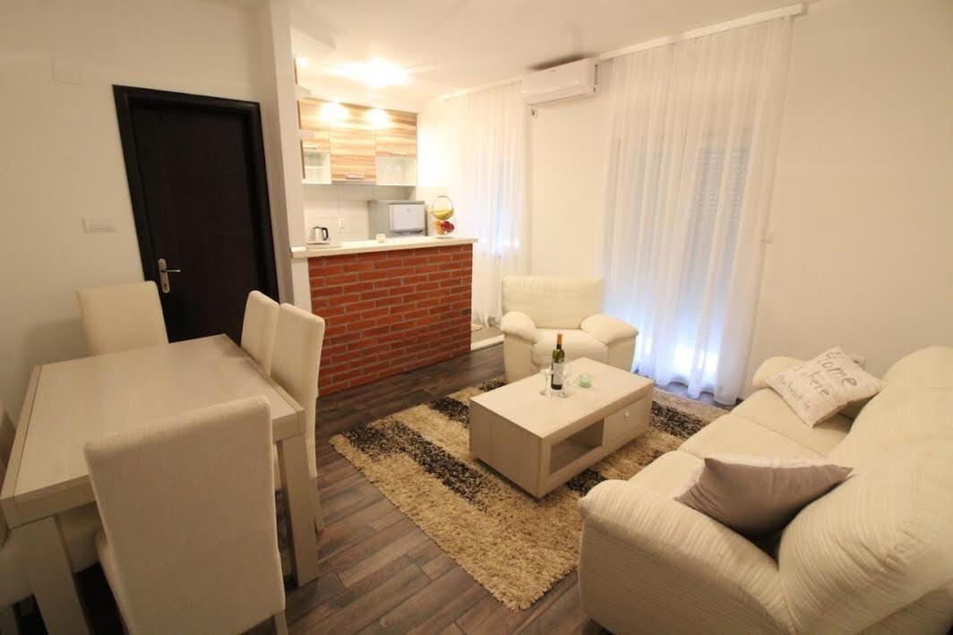 Apartment Dubrovnik - Ivanica: “sunnyhills Apartments” With Pool