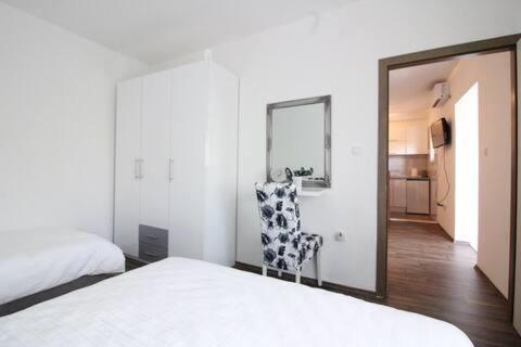 Apartment Dubrovnik - Ivanica: “sunnyhills Apartments” With Pool